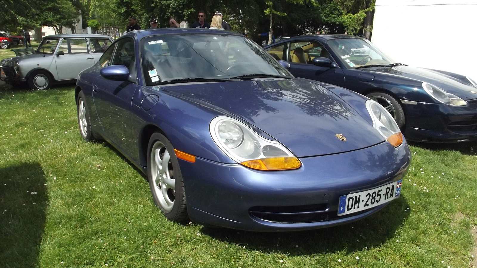 A dark blue Porsche 911 Carrera of the 996 generation
