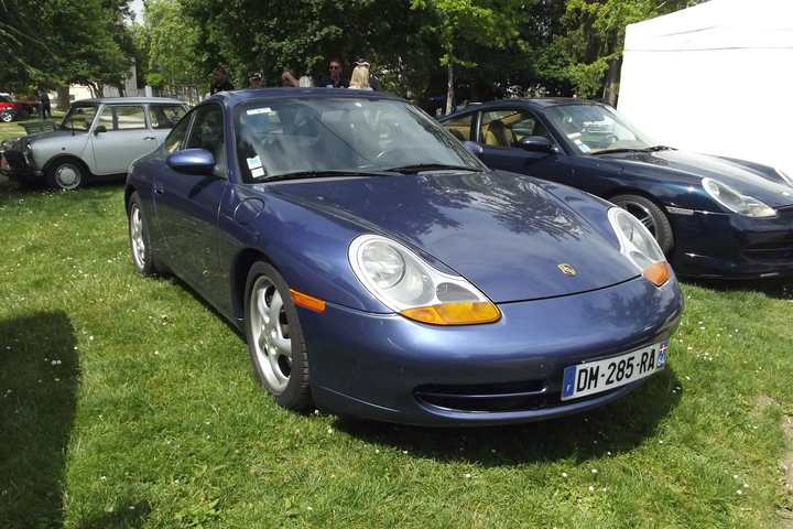 A dark blue Porsche 911 Carrera of the 996 generation